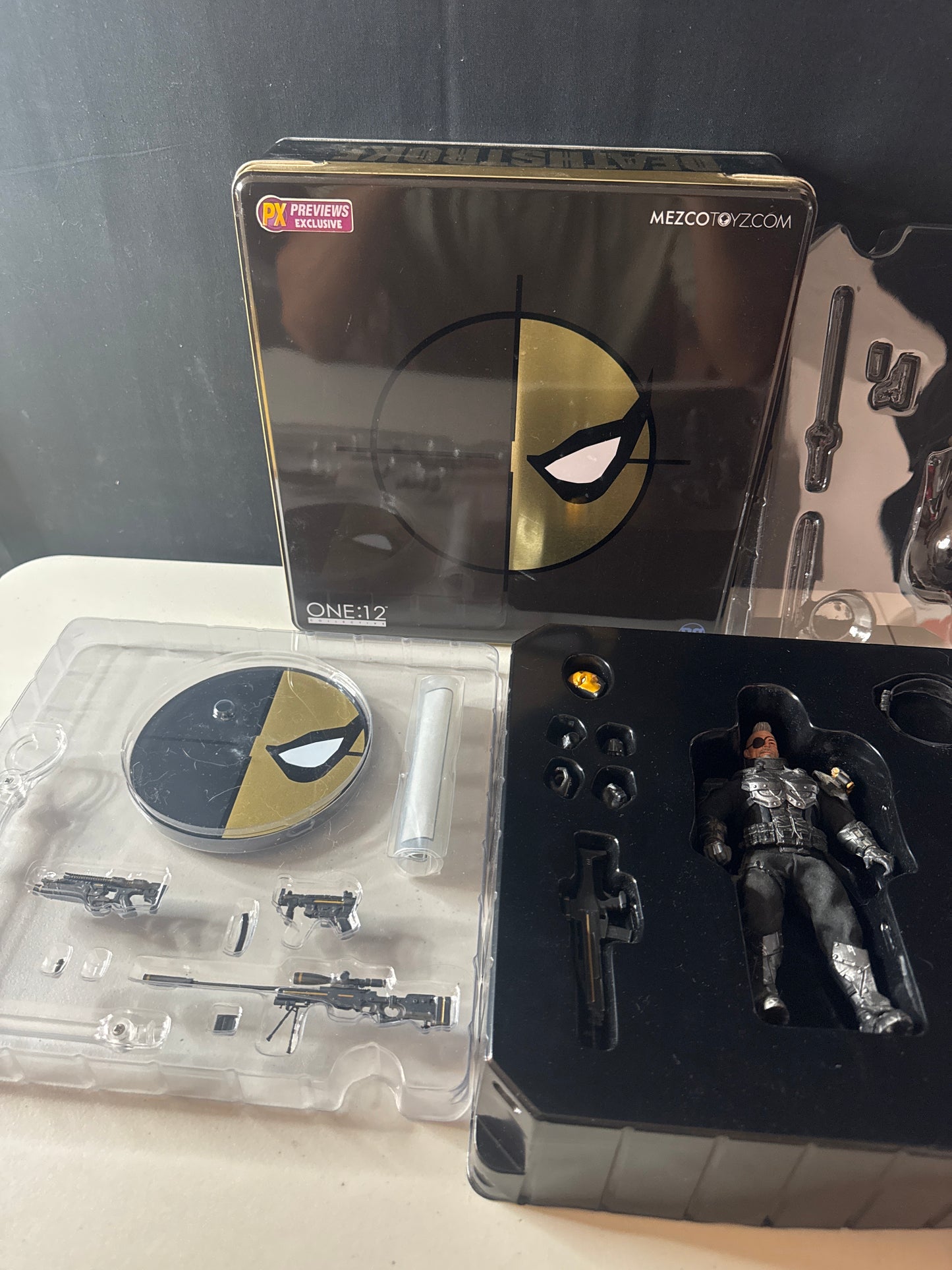 Mezco Death Stroke